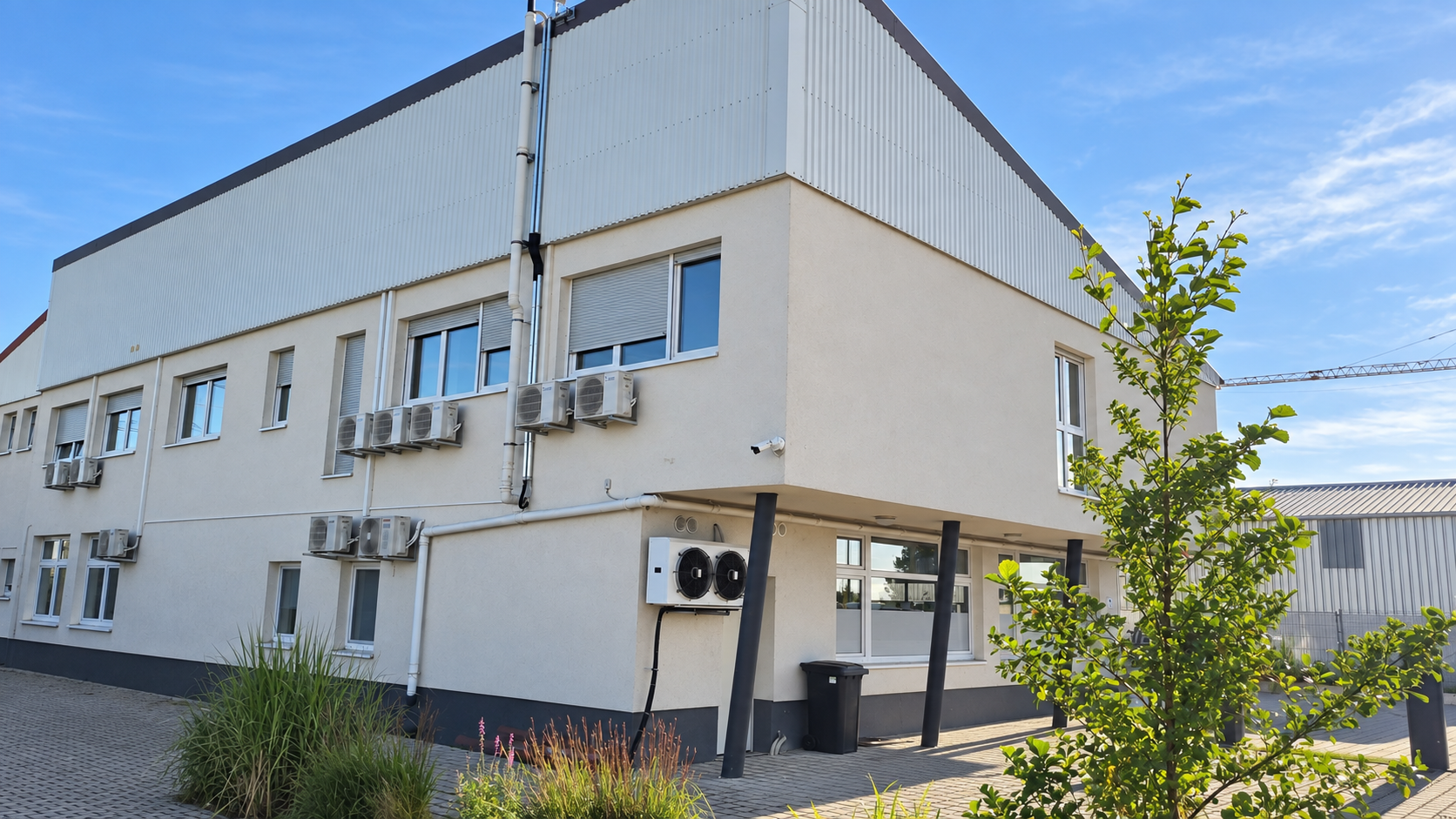 Weitere Gebäudefassade mit Bürofenstern und Klimageräten